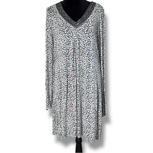 Apt. 9 Gray and White Leopard Print V-Neck Long Sleeve Loose Fit Mini Dress